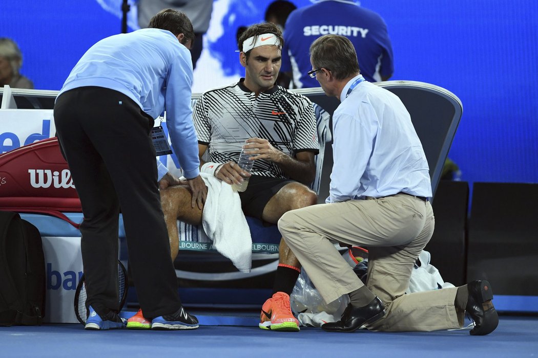 Roger Federer během finále Australian Open s Rafaelem Nadalem, kde se musel nechat ošetřovat