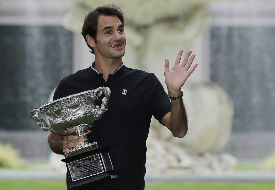 Roger Federer pózuje s pohárem pro vítěze tenisového Australian Open