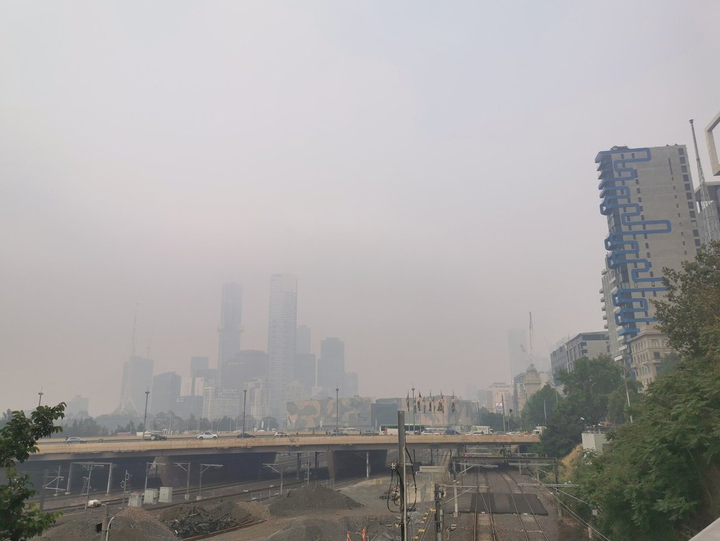 Panorama Melbourne kazí znečištěný vzduch