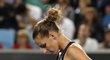 Zklamaná Karolína Plíšková během prvního setu 3. kola Australian Open s Jelenou Ostapenkovou