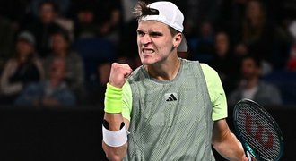 Supertalent Menšík (18) má největší skalp. Při debutu na ATP Tour zazářil