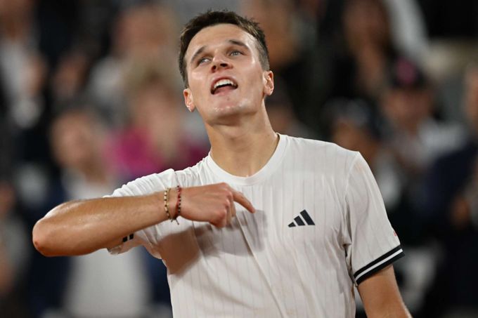 Menšík je na Roland Garros v semifinále! Forma graduje, při párty mladíků dal Brazilci lekci Menšík je na Roland Garros v semifinále! Forma graduje, při párty mladíků dal Brazilci lekci