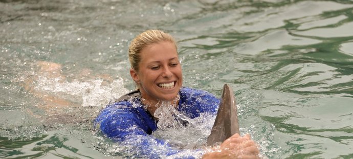 Půvabná česká tenistka Andrea Hlaváčková řádí s delfíny v akváriu v Miami