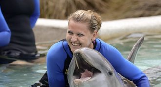 Líbačka s delfíny! České tenisové krásky dováděly v akváriu