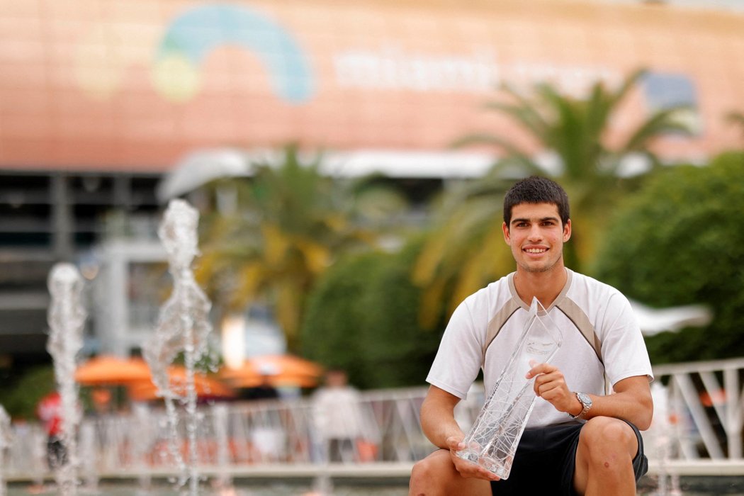 Osmnáctiletý Carlos Alcaraz ovládl jako první Španěl a nejmladší tenista historie obří turnaj v Miami