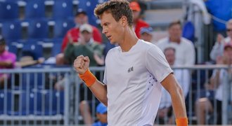 Nevzdal se! Berdych odvrátil čtyři mečboly a vyřadil Tomice