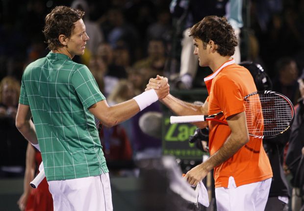 Tomáš Berdych (vlevo) se zdraví po vítězném zápase s Rogerem Federerem Tomáš Berdych (vlevo) se zdraví po vítězném zápase s Rogerem Federerem