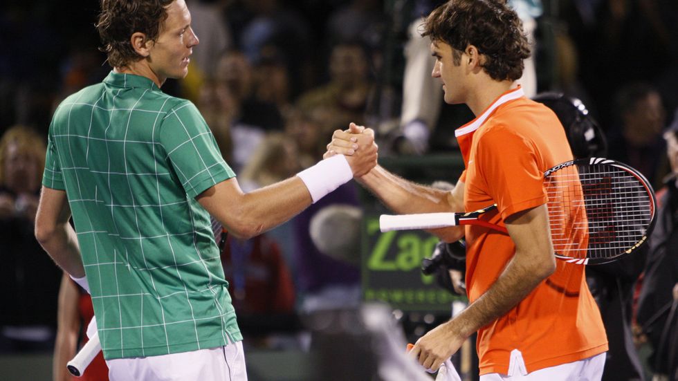 Tomáš Berdych (vlevo) se zdraví po vítězném zápase s Rogerem Federerem