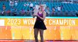 Česká tenistka Petra Kvitová s trofejí pro vítězku turnaje v Miami