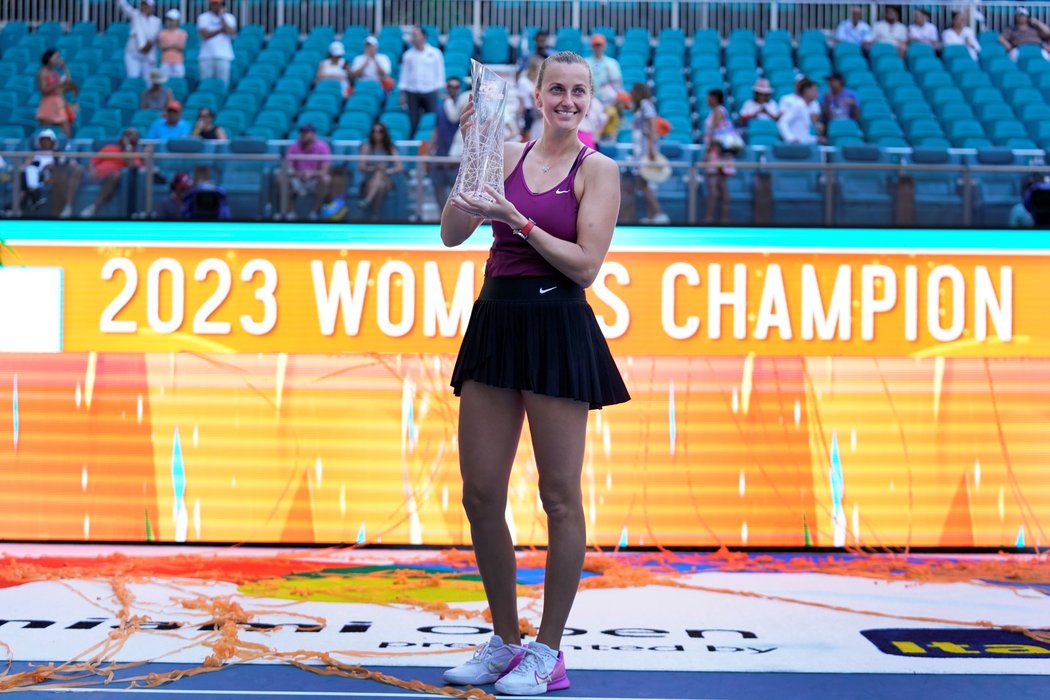Česká tenistka Petra Kvitová s trofejí pro vítězku turnaje v Miami