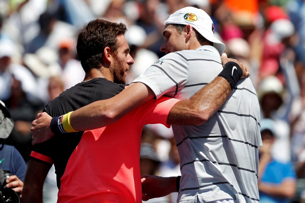 Aktéři čtvrtfinále turnaje v Miami - Juan Martin del Potro se zdraví s Johnem Isnerem