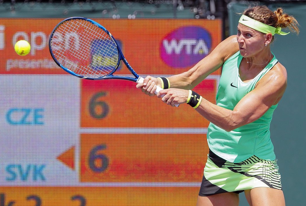 Lucie Šafářová v osmifinále turnaje v Miami proti Dominice Cibulkové