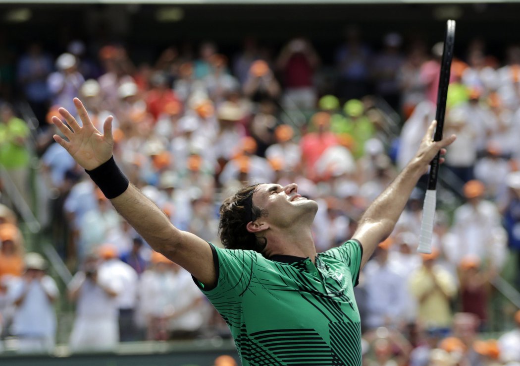 Roger Federer v euforii po finálovém vítězství nad Rafaelem Nadalem na turnaji v Miami