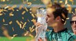Roger Federer se laská s pohárem pro vítěze prestižního turnaje v Miami