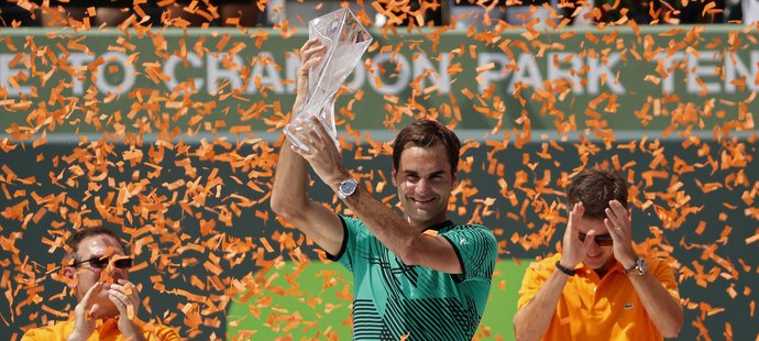 Roger Federer se raduje z triumfu na prestižním turnaji v Miami po finálové výhře nad Rafaelem Nadalem