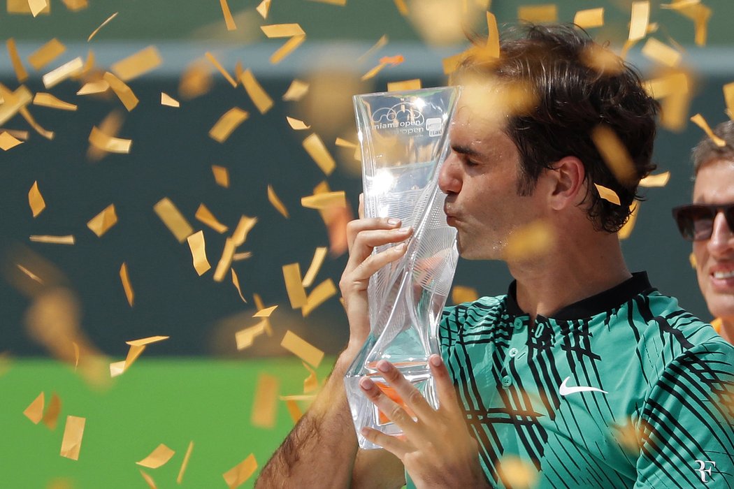 Roger Federer se laská s pohárem pro vítěze prestižního turnaje v Miami