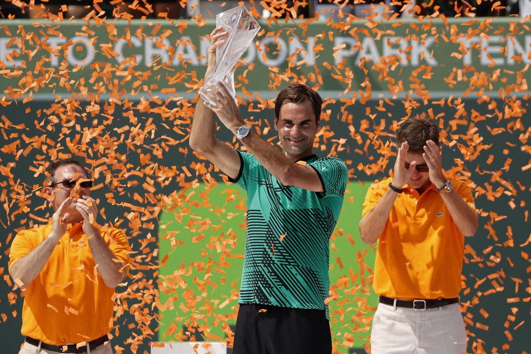 Roger Federer se raduje z triumfu na prestižním turnaji v Miami po finálové výhře nad Rafaelem Nadalem