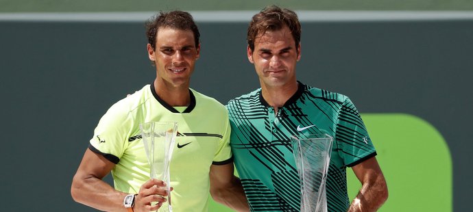 Poražený a vítěz. Rafael Nadal po finále v Miami s Rogerem Federerem.
