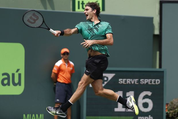 Roger Federer v euforii po zisku titulu na turnaji v Miami Roger Federer v euforii po zisku titulu na turnaji v Miami