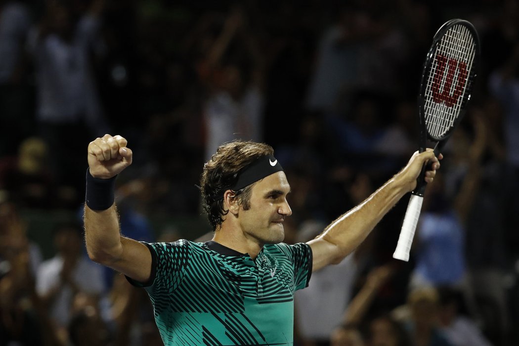 Roger Federer se raduje na turnaji v Miami