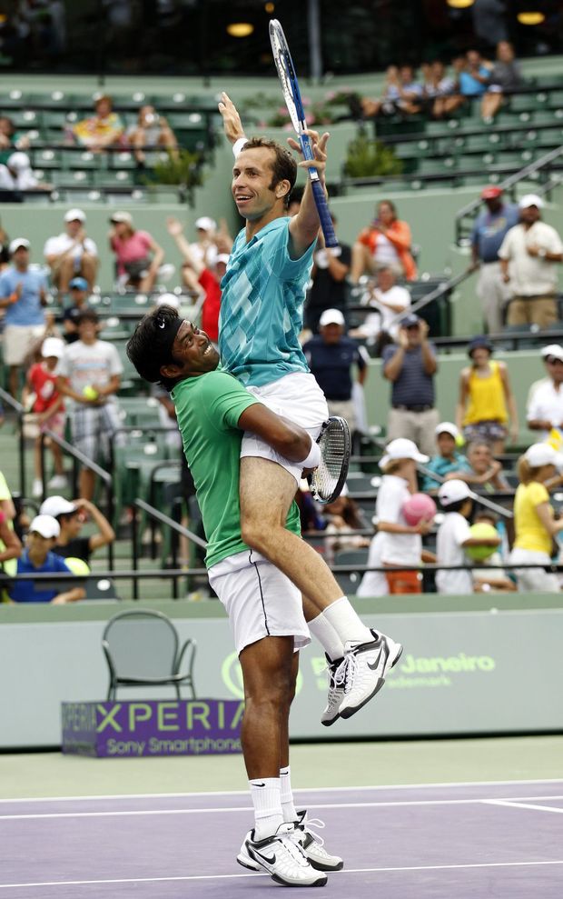 Ind Paes zvedá po zisku titulu svého parťáka Štěpánka. Ind Paes zvedá po zisku titulu svého parťáka Štěpánka.