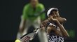 Venus Williamsová vrací míček Petře Kvitové ve druhém kole turnaje v Miami