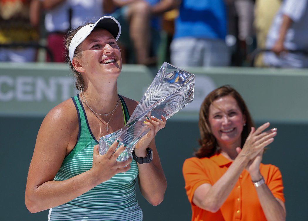 Victoria Azarenková se potřetí v kariéře raduje s pohárem pro vítězku turnaje v Miami