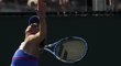 Karolína Plíšková podává v zápase se Zarinou Dijasovou v osmifinále turnaje v Miami