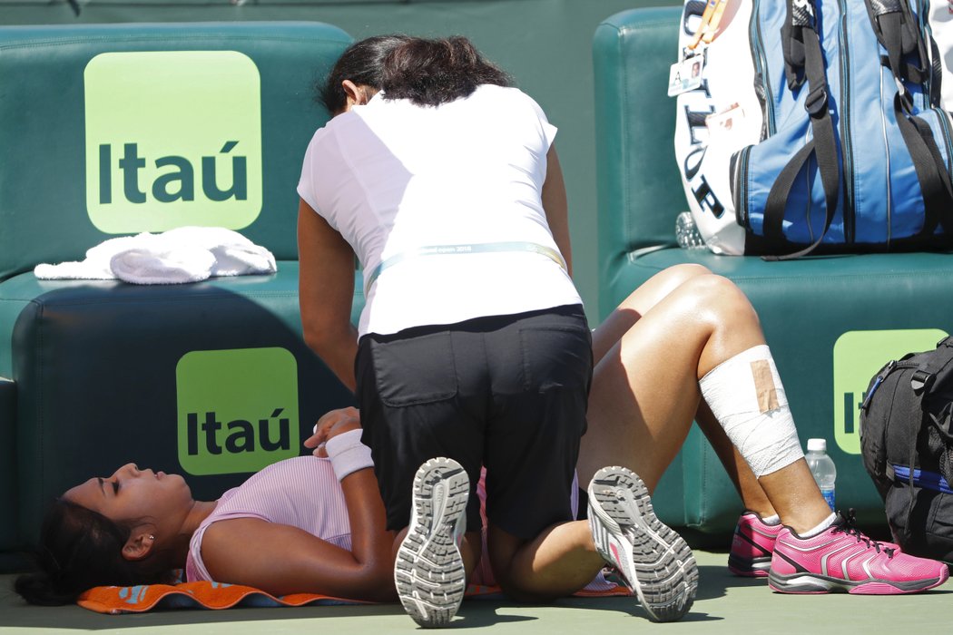 Zarina Dijasová dostává ošetření v zápase proti Karolíně Plíškové na turnaji v Miami