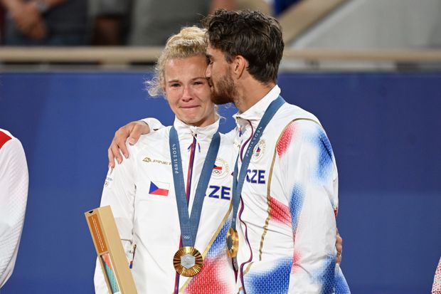 Kateřina Siniaková se na stupních vítězů neubránila slzám... Kateřina Siniaková se na stupních vítězů neubránila slzám...