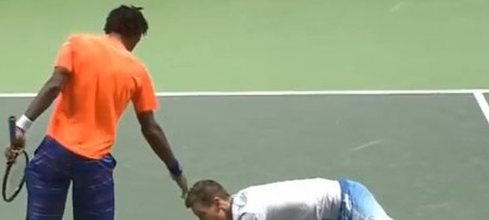 Gaël Monfils pomáhá na nohy Tomáši Berdychovi