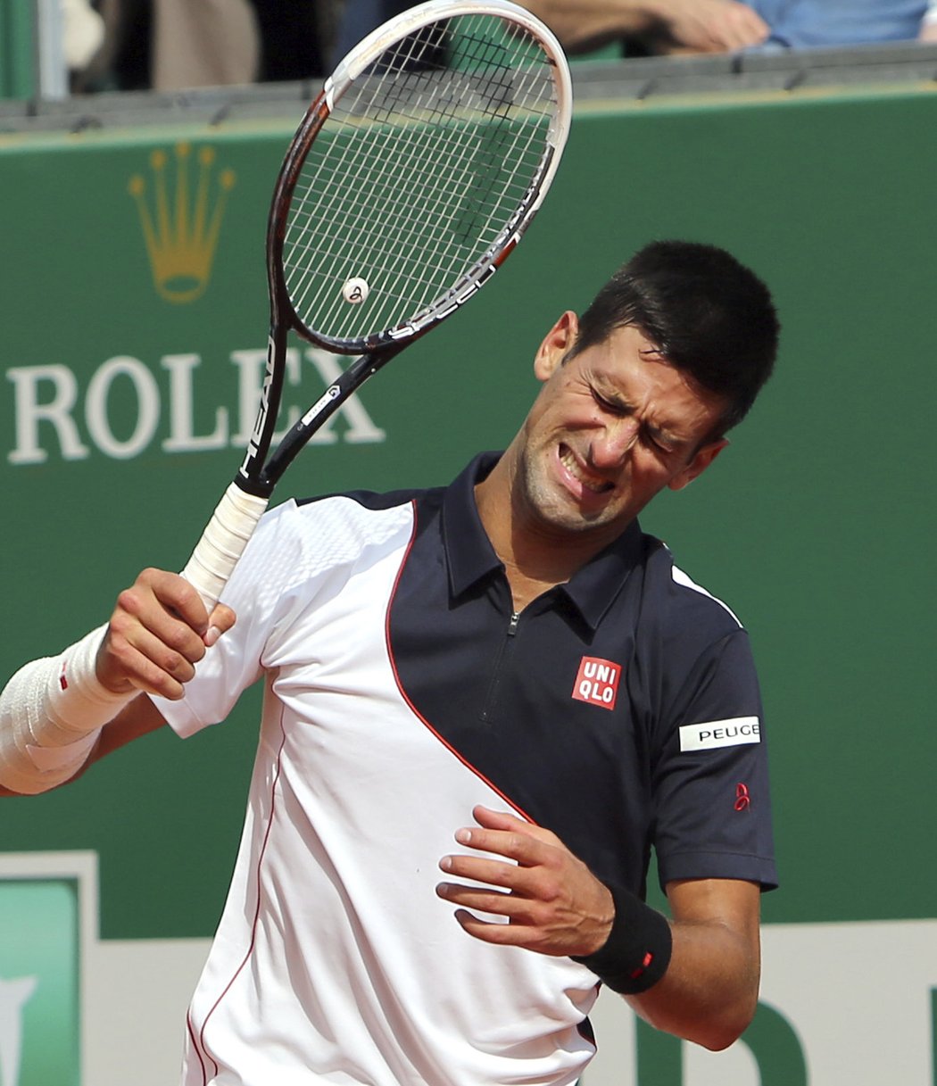 Novak Djokovič se zlobí během prohraného semifinále turnaje v Monte Carlu s Rogerem Federerem