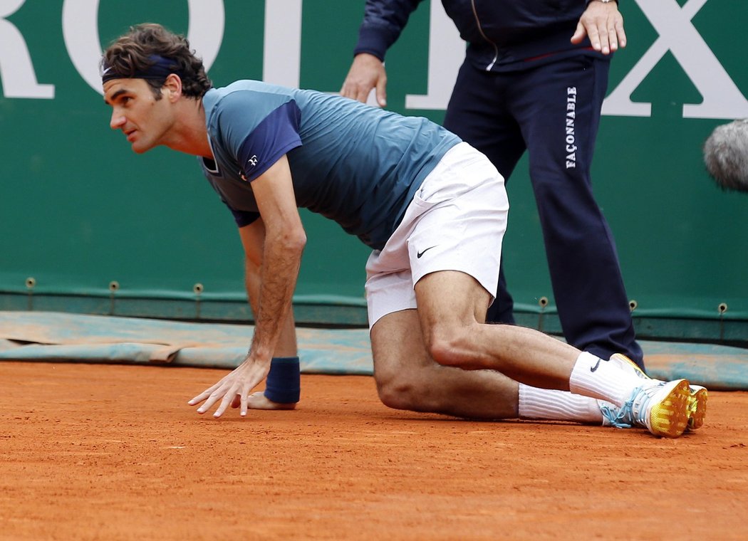 Roger Federer na zemi. Švýcarský tenista ve finále v Monte Carlu podlehl krajanovi Stanislasu Wawrinkovi ve třech setech