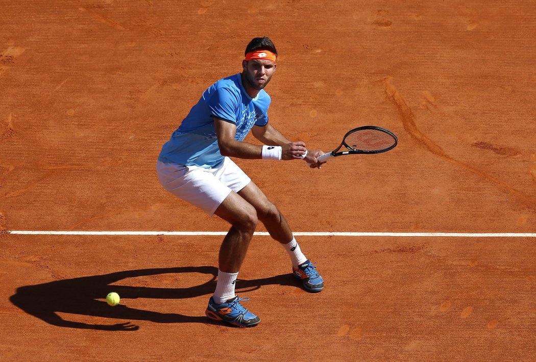 Jiří Veselý v zápase se Srbem Novakem Djokovičem na turnaji v Monte Carlu