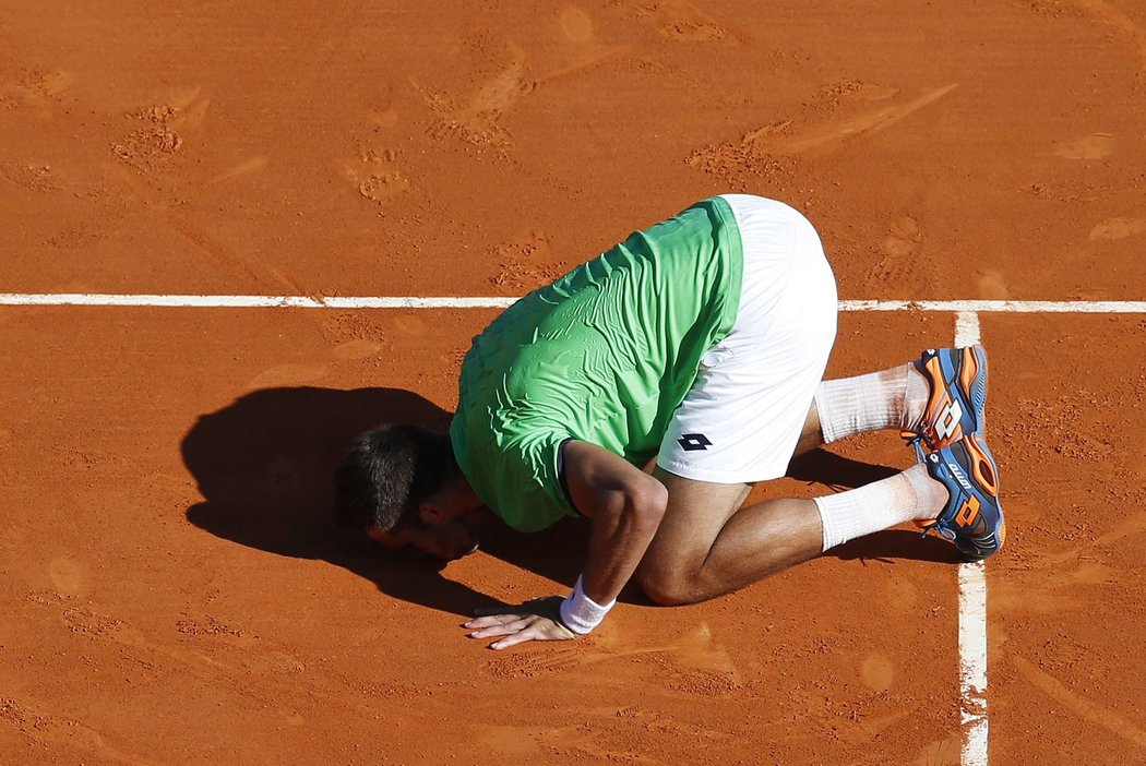 Jiří Veselý v euforii po svém životním vítězství nad Novakem Djokovičem na turnaji v Monte Carlu