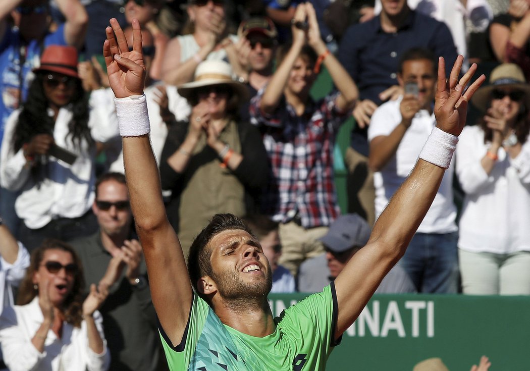 Jiří Veselý v euforii po triumfu nad Novakem Djokovičem na turnaji v Monte Carlu