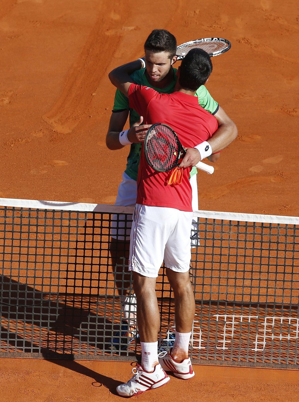 Novak Djokovič gratuluje k výhře českému mladíkovi Jiřímu Veselému