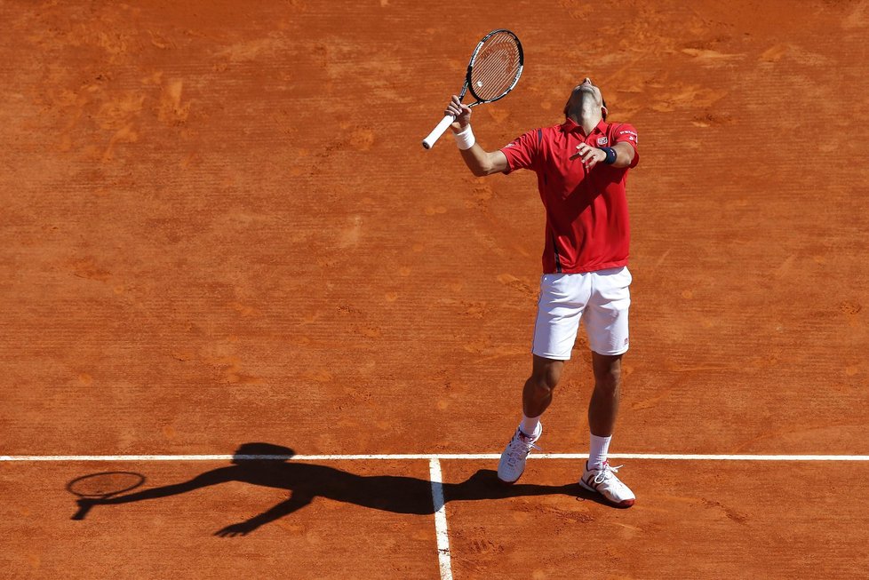 Novak Djokovič reaguje po pokaženém míči v zápase druhého kola turnaje v Monte Carlu proti Jiřímu Veselému