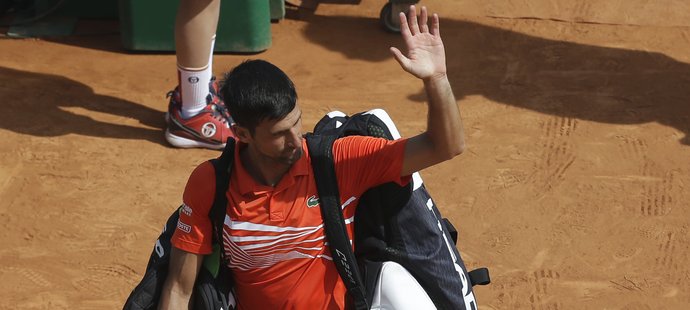 Novak Djokovič mává fanouškům po prohraném čtvrtfinále na turnaji v Monte Carlu