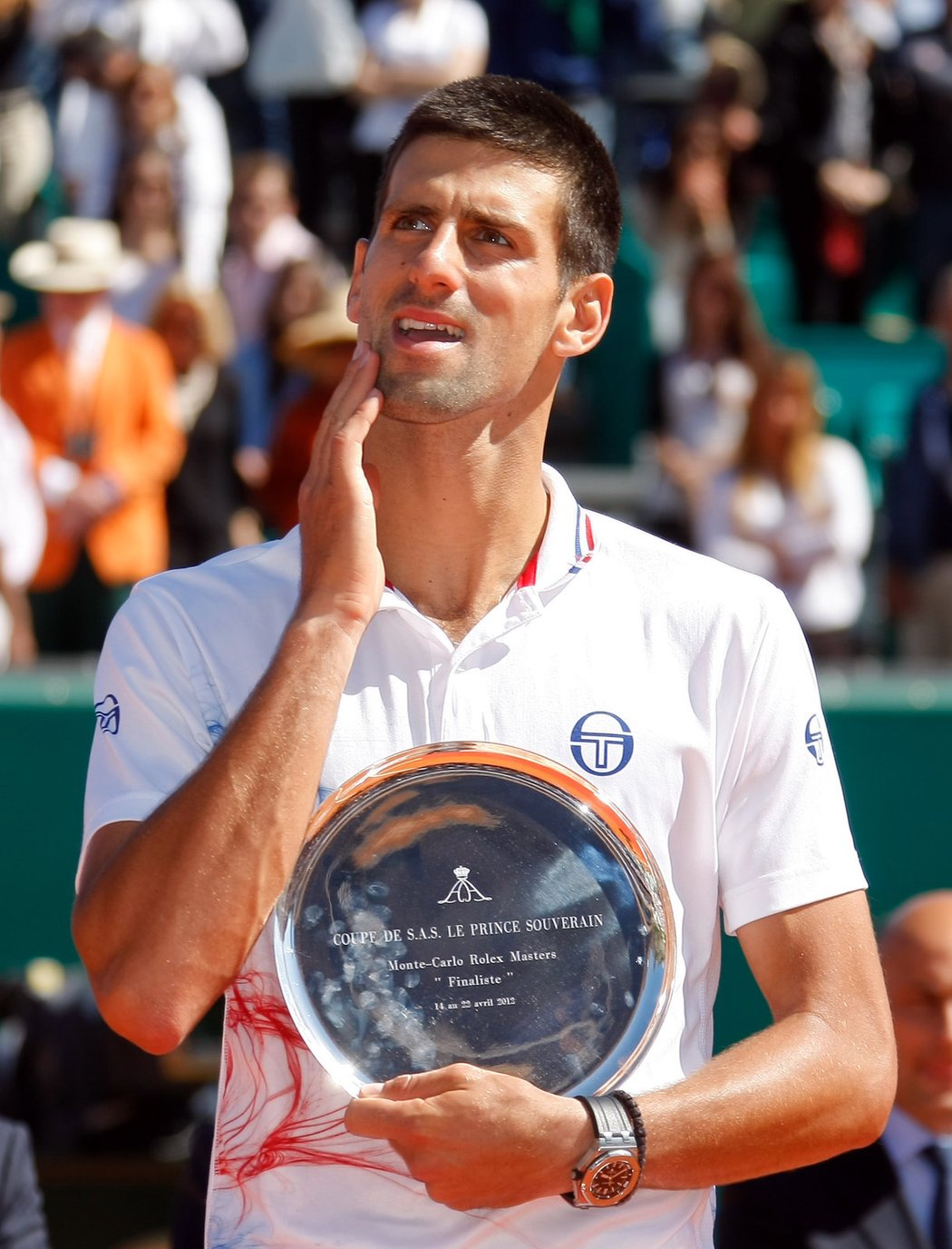 Novak Djokovič s trofejí pro poraženého finalistu v Monte Carlu
