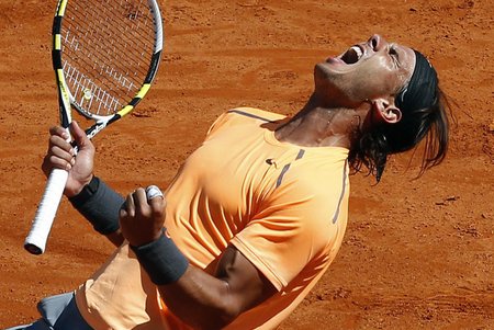 Rafael Nadal se raduje z vítězství nad Novakem Djokovičem ve finále turnaje v Monte Carlu