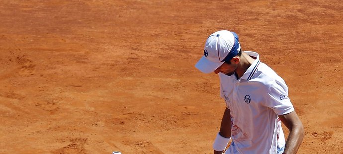Novak Djokovič naštvaně hází raketou v zápase proti Tomáše Berdychovi