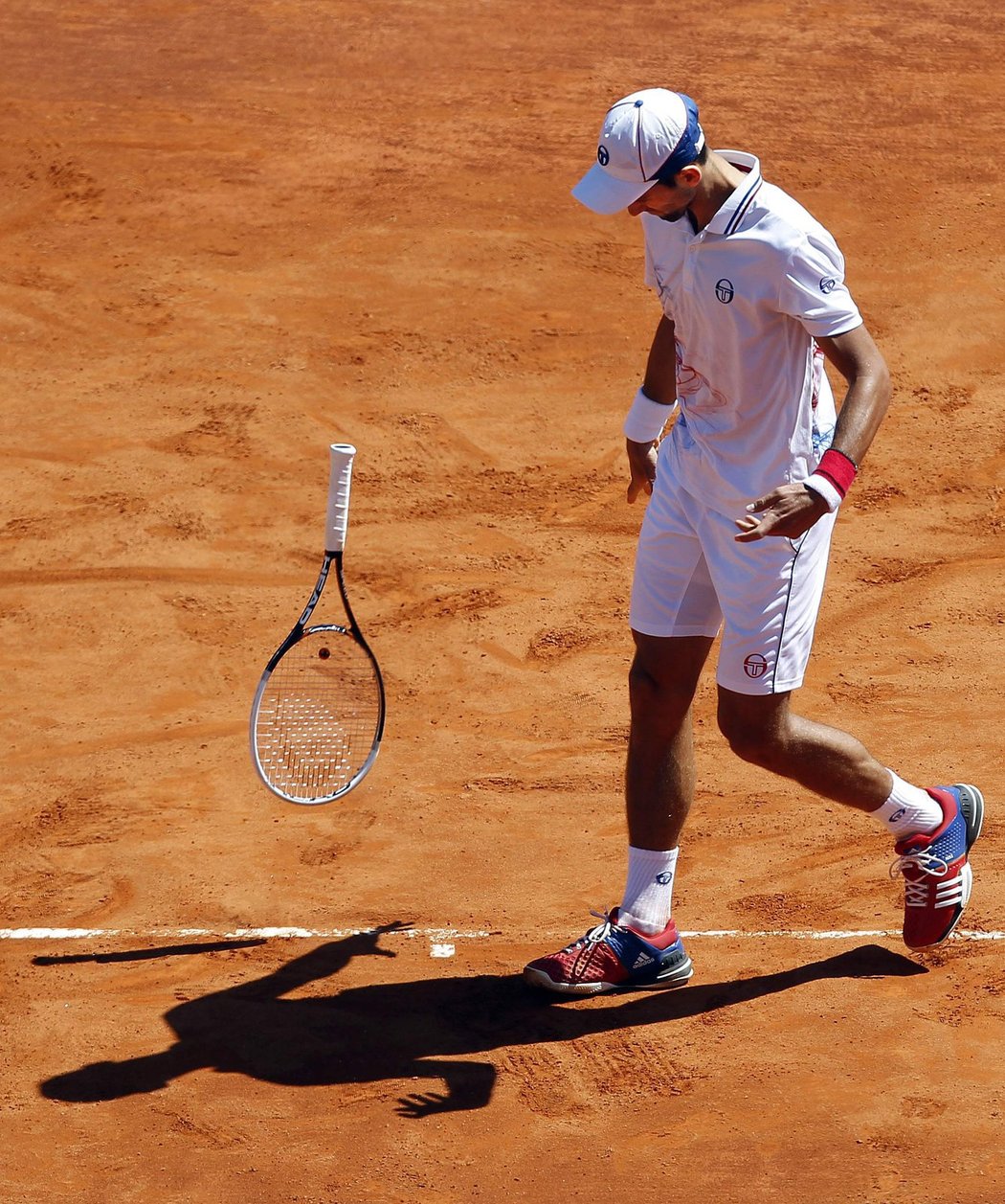 Novak Djokovič naštvaně hází raketou v zápase proti Tomáše Berdychovi