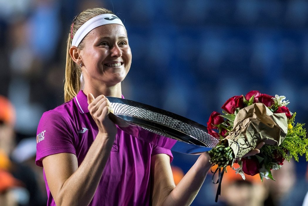 Marie Bouzková pózuje s trofejí za druhé místo