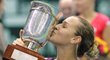 Slovenka Dominika Cibulková se raduje ze své první trofeje na okruhu WTA