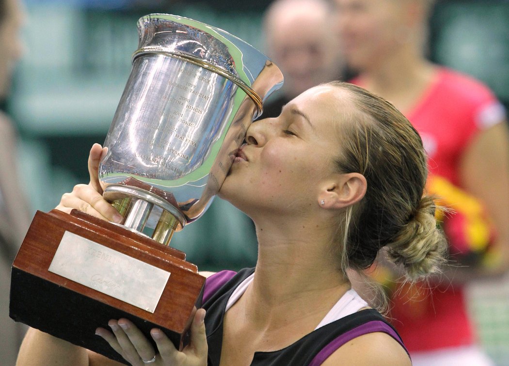 Slovenka Dominika Cibulková se raduje ze své první trofeje na okruhu WTA