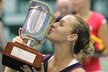 Slovenka Dominika Cibulková se raduje ze své první trofeje na okruhu WTA