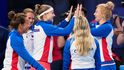 Karolína Muchová si plácá s Kateřinou Siniakovou před prvním utkáním proti Španělsku