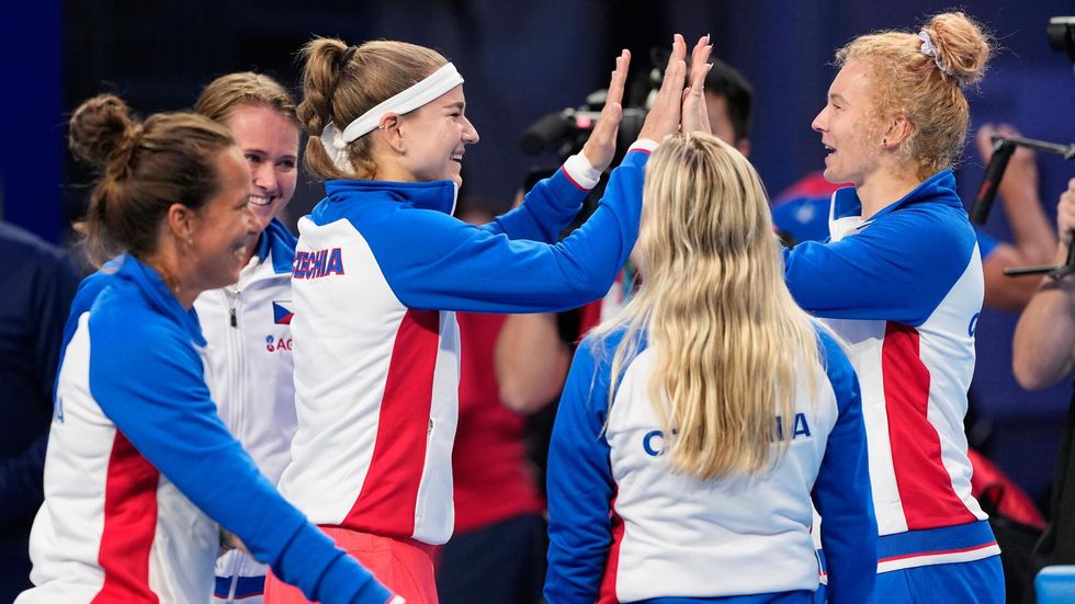 Karolína Muchová si plácá s Kateřinou Siniakovou před prvním utkáním proti Španělsku