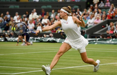 Česká tenistka Karolína Muchová během čtvrtfinále Wimbledonu